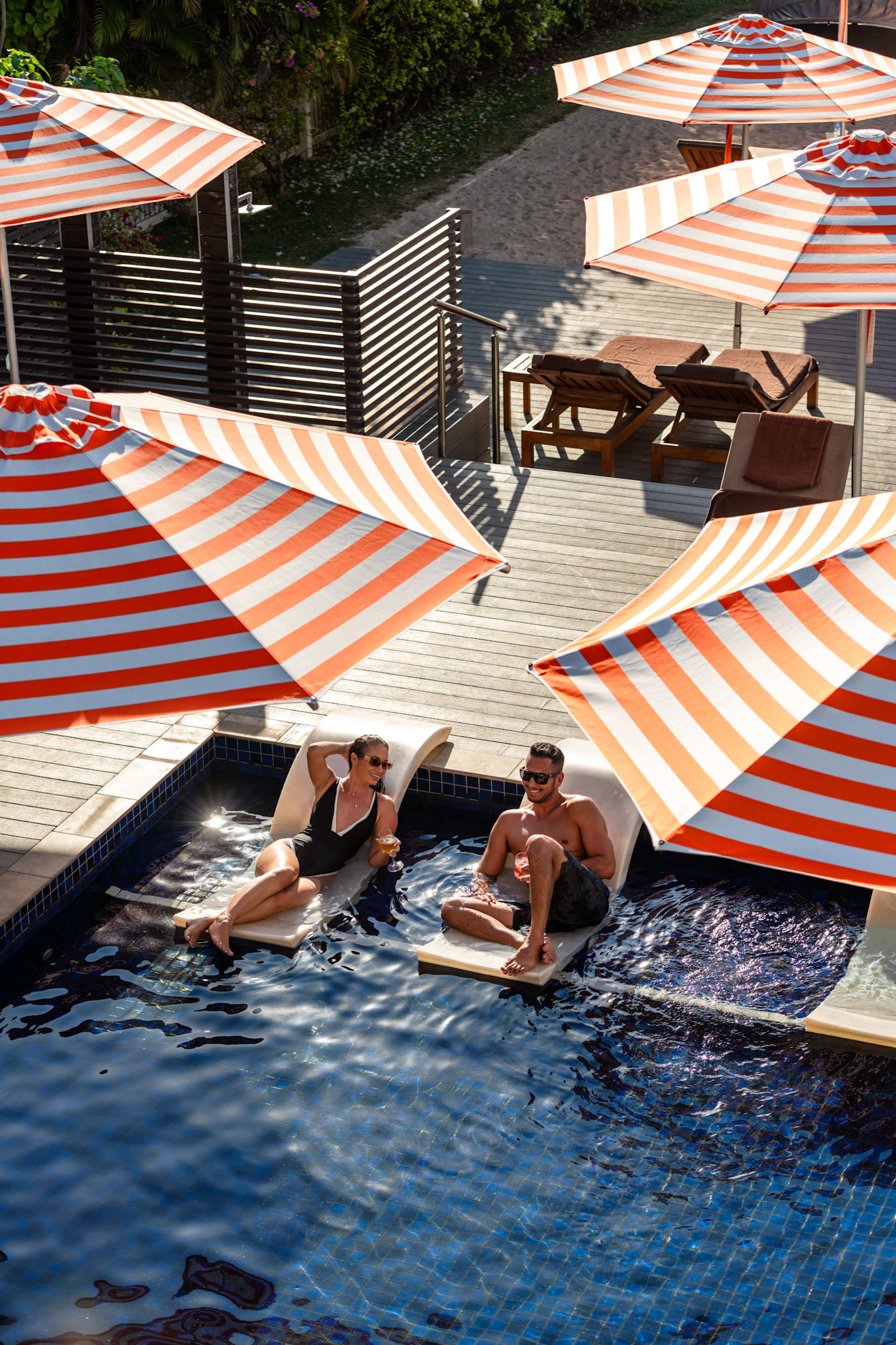 Entspannungsbereich im Swimmingpool aus der Luft
