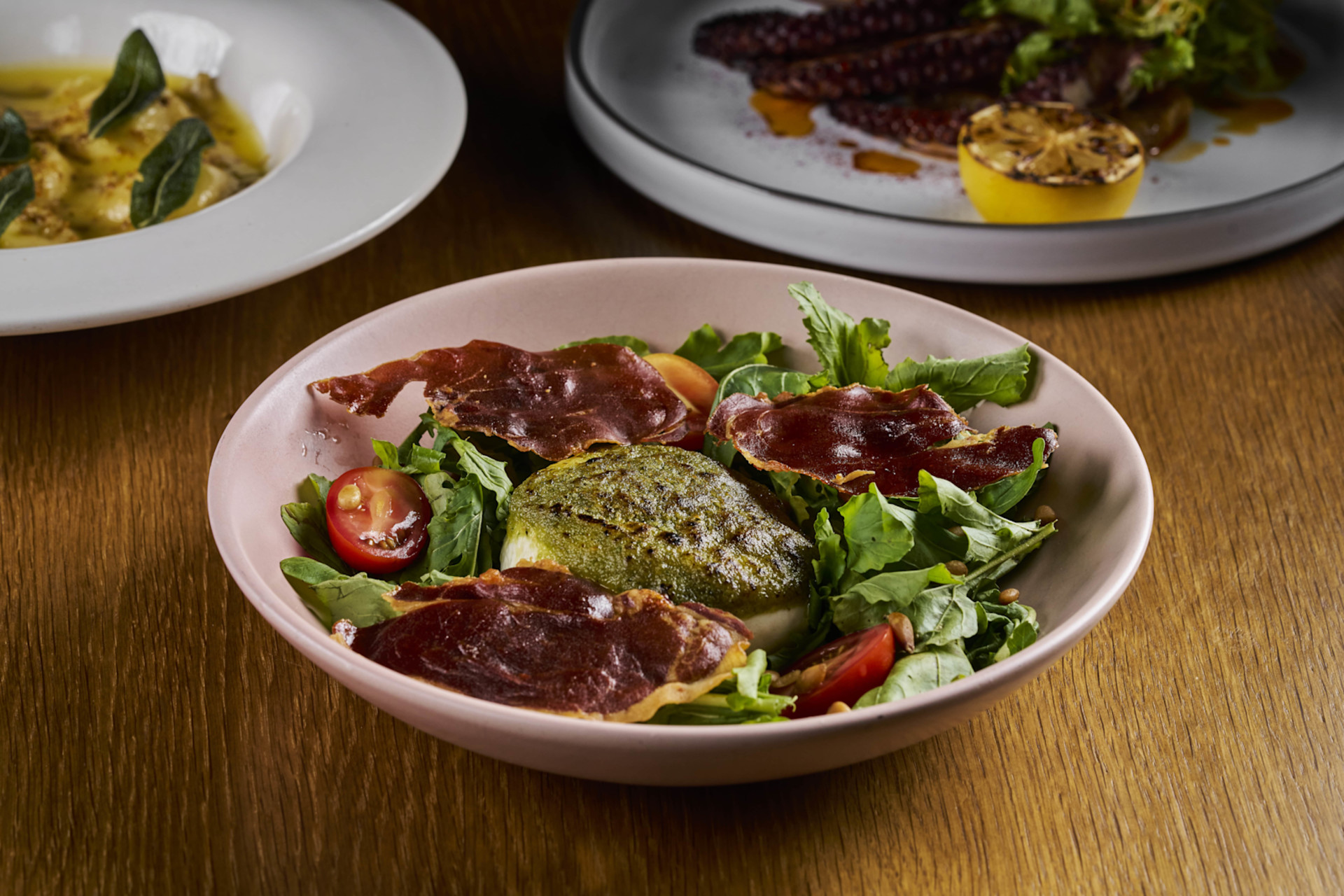 Felii de salată și carne pe o farfurie la restaurantul Maratea