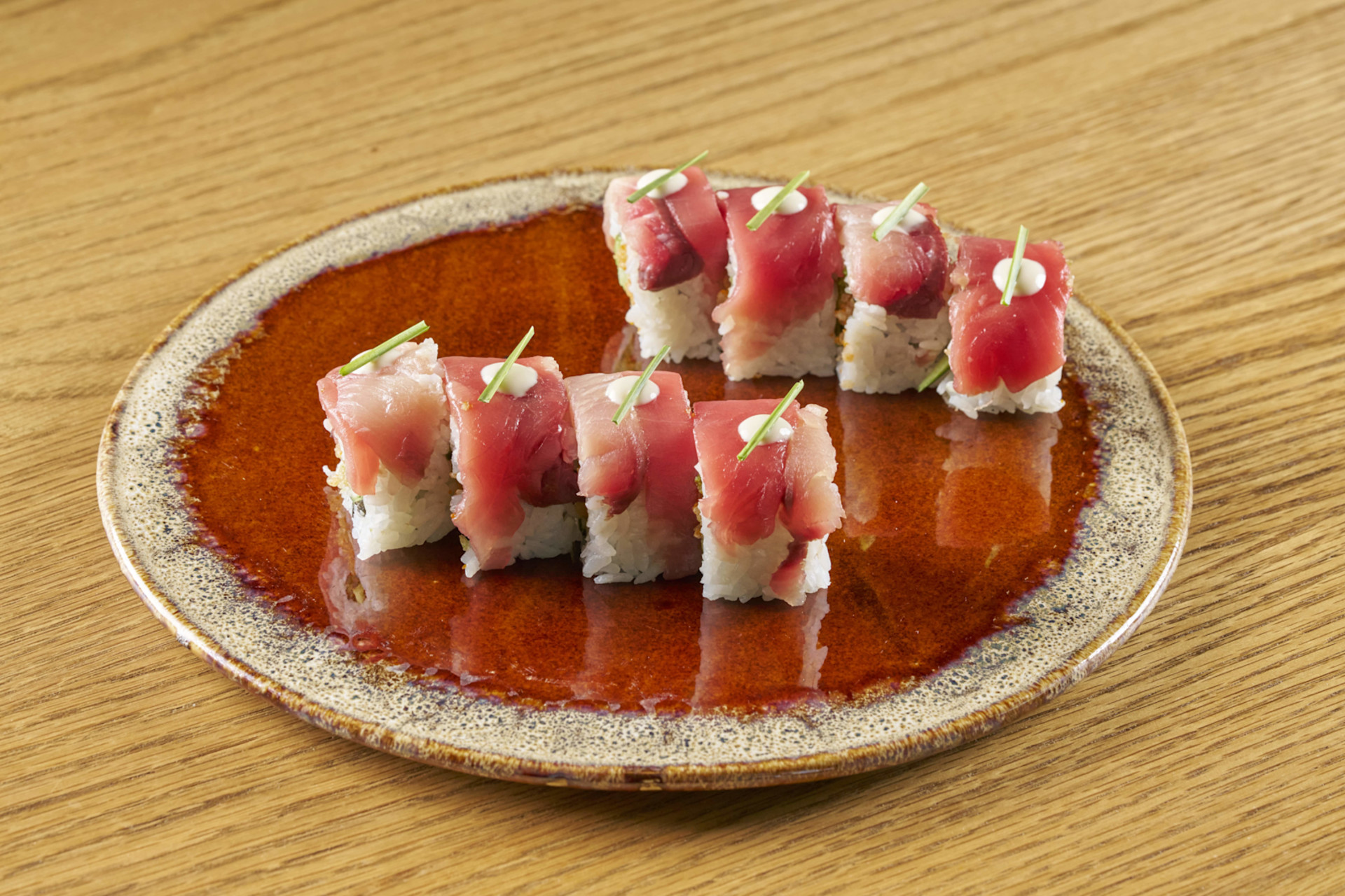 Sushi pe o farfurie la restaurantul Ukai