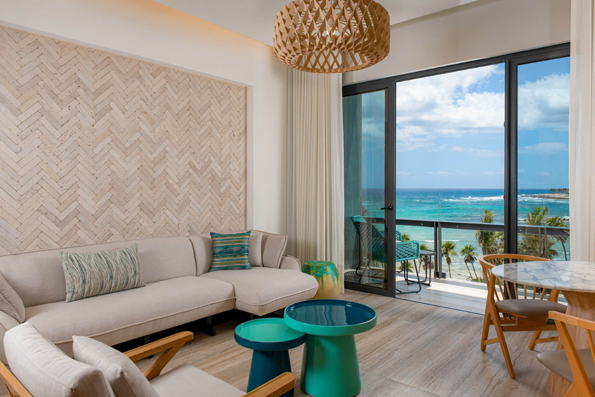 Sala de estar de la suite y balcón con vista al mar