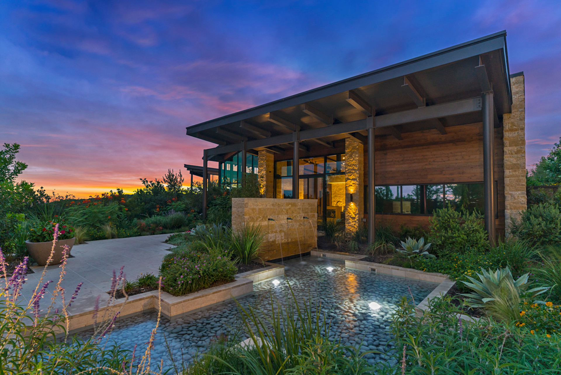 水疗中心正门水景