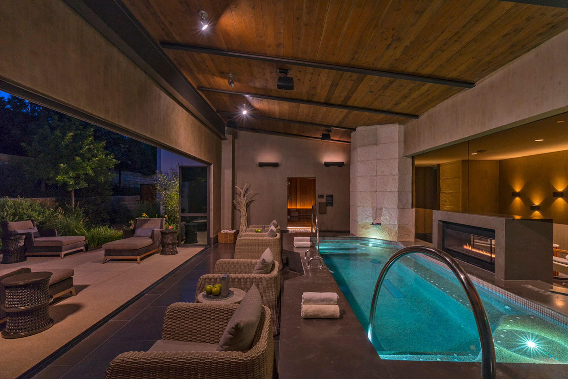 带室内游泳池的水疗日光浴室