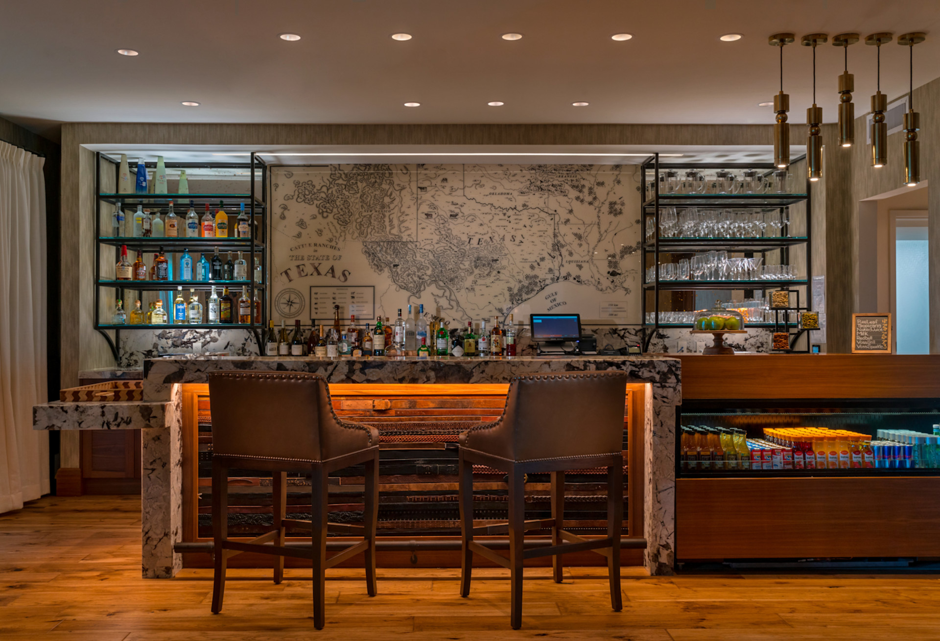 咖啡馆提供全套酒吧和即取即用饮品