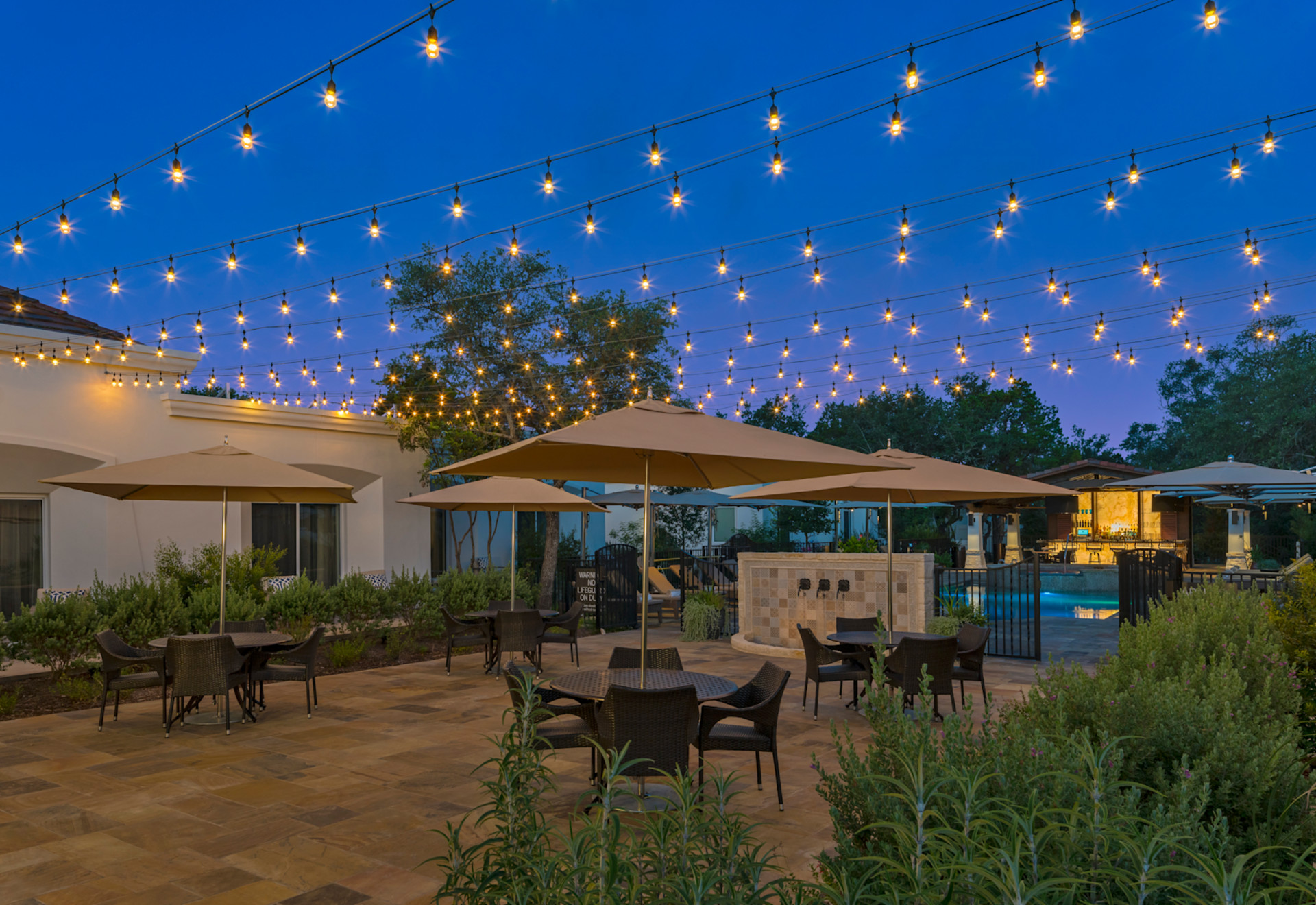 带遮阳伞和串灯的户外座位