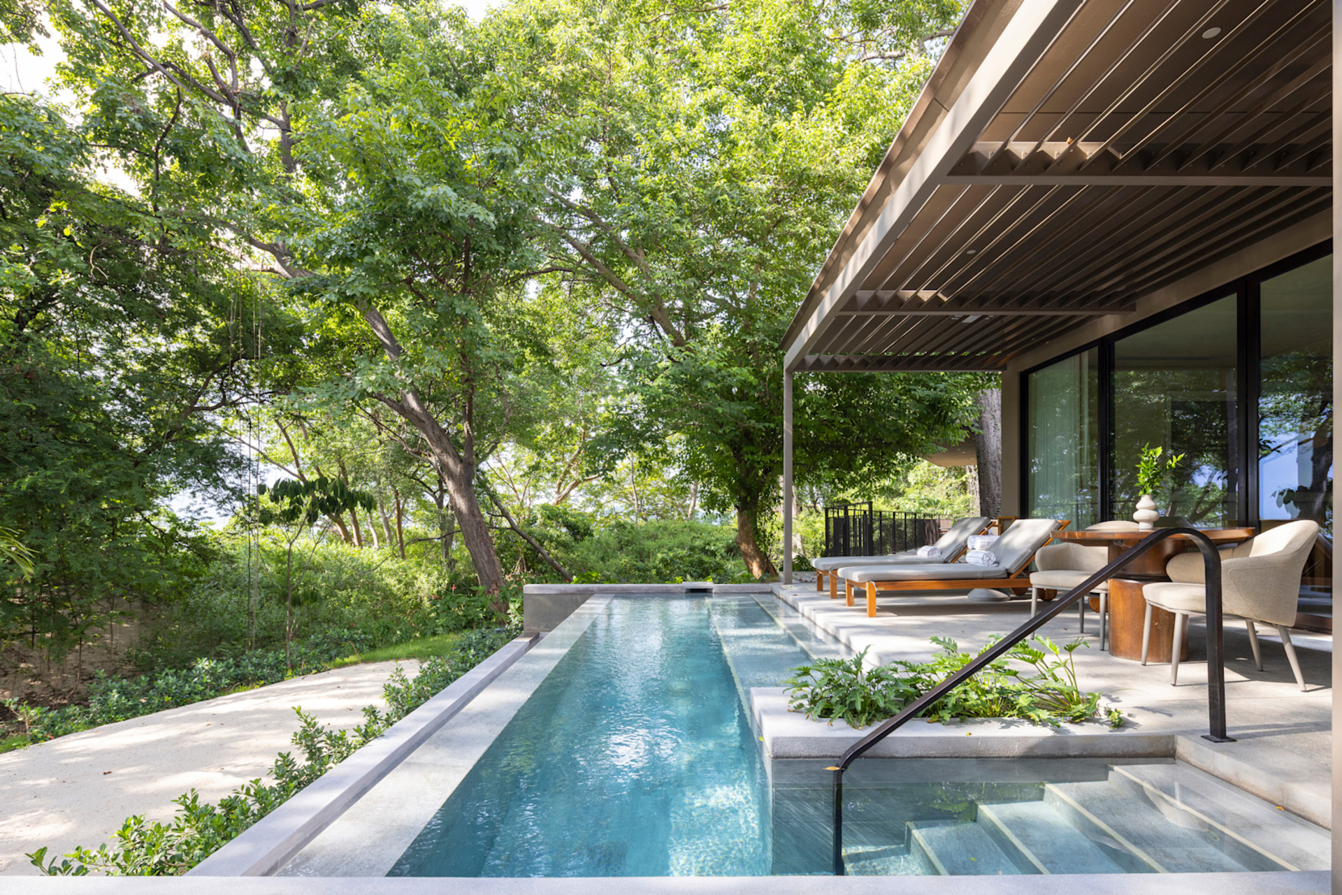 Pacifico suite private patio under the trees, plunge pool, lounge chairs