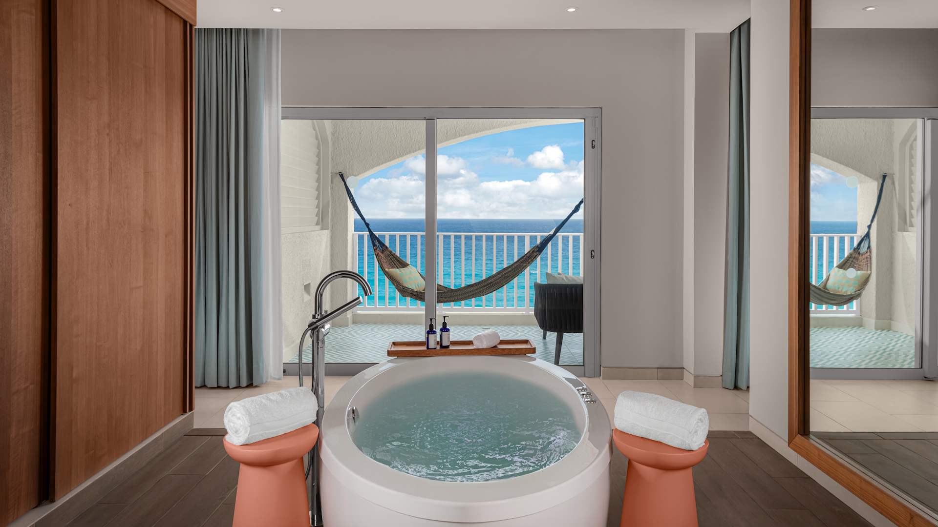 Suite Bathroom With Tub