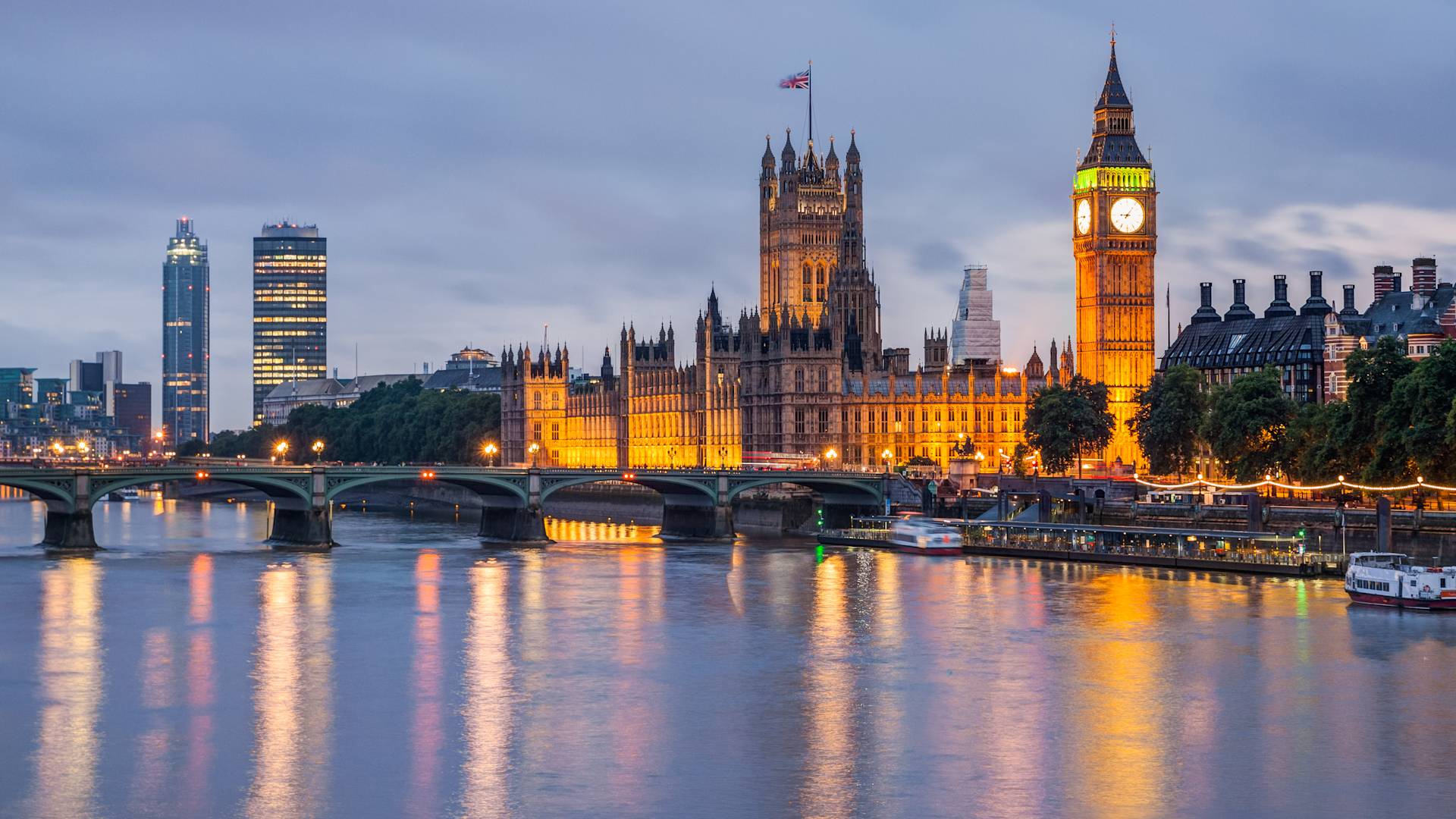Pohled na Westminster ve večerních hodinách