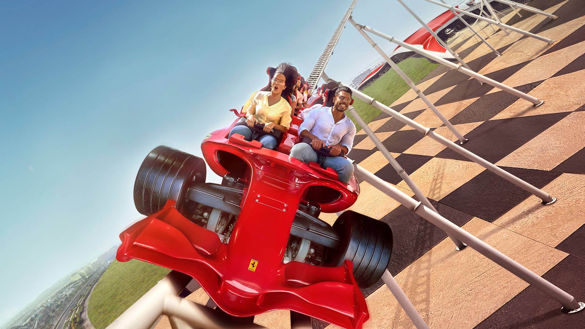 eine Gruppe von Personen, die in der Ferrari World eine Achterbahn fahren