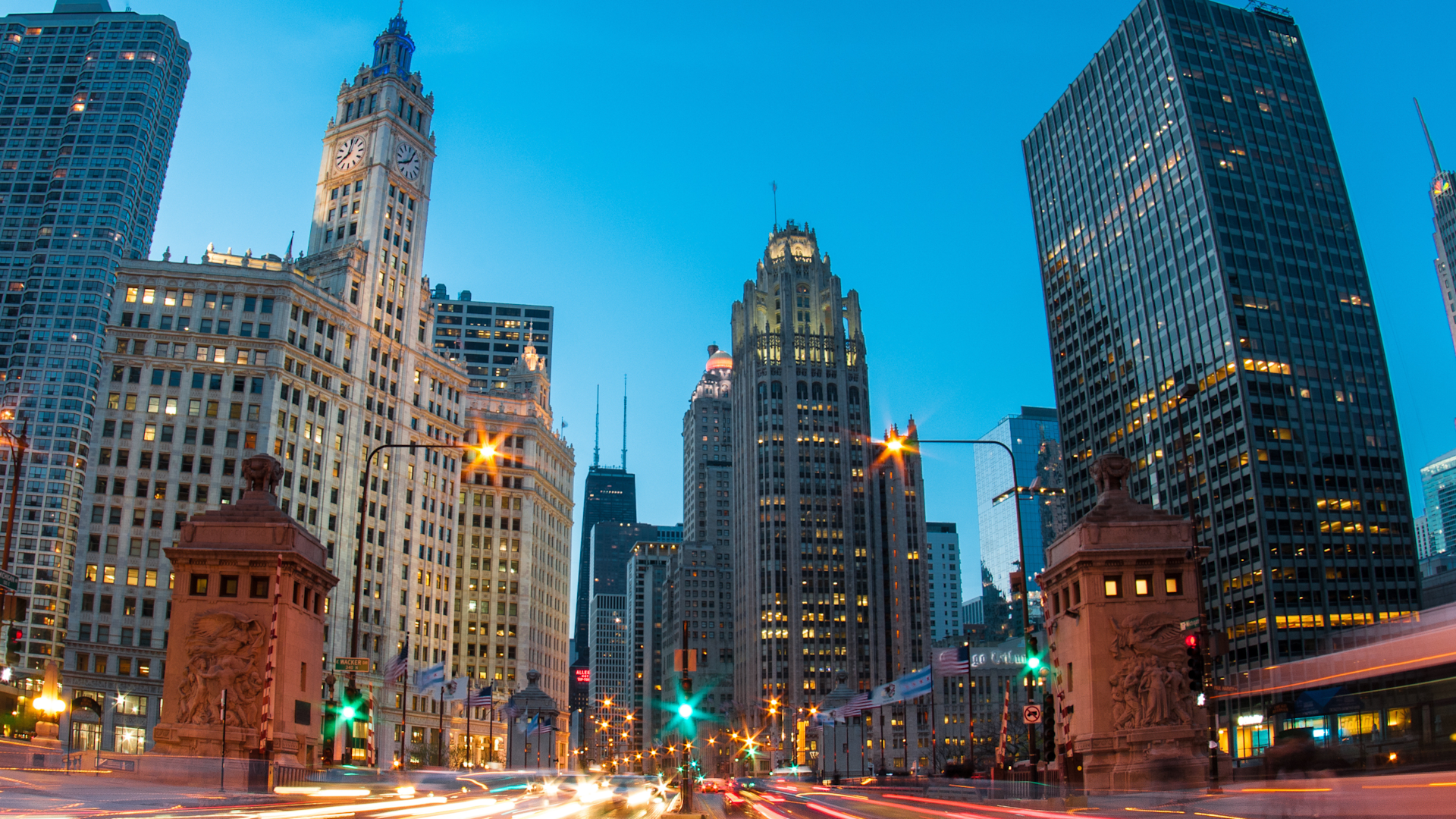Geceleri yolu aydınlatan hareketli arabalarla Michigan Avenue