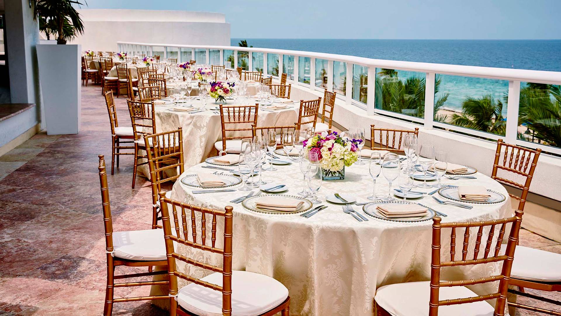 Une configuration événementielle sur un balcon face à l'océan