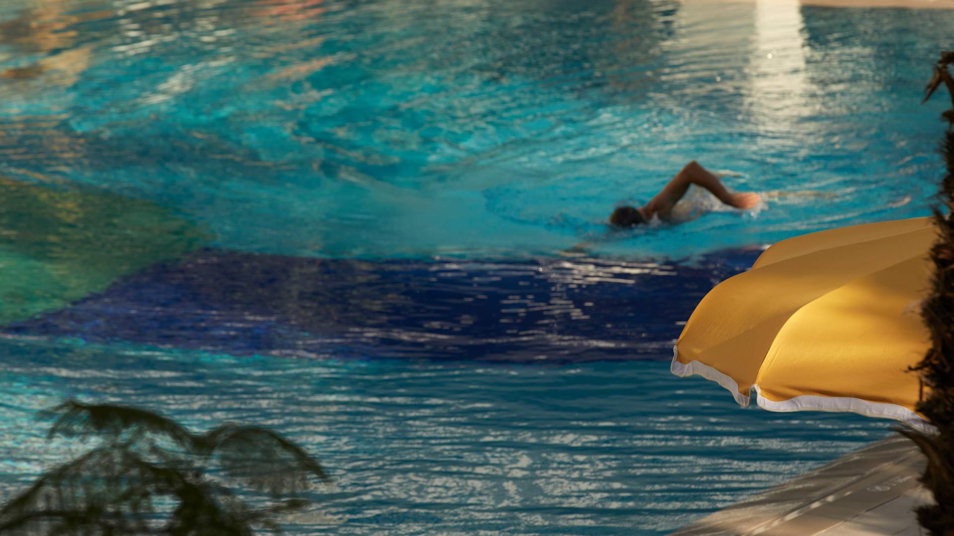 hóspede nadando na piscina ao ar livre