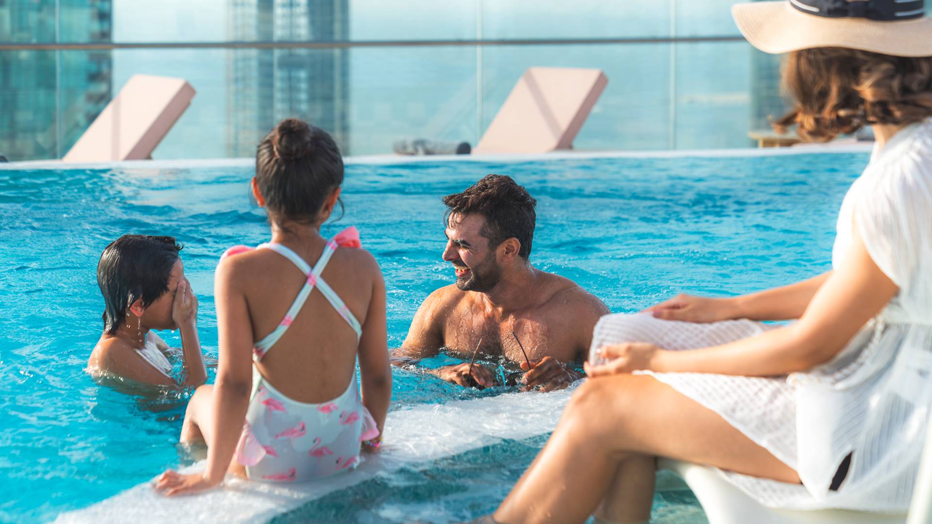 Famille dans la piscine Penthouse