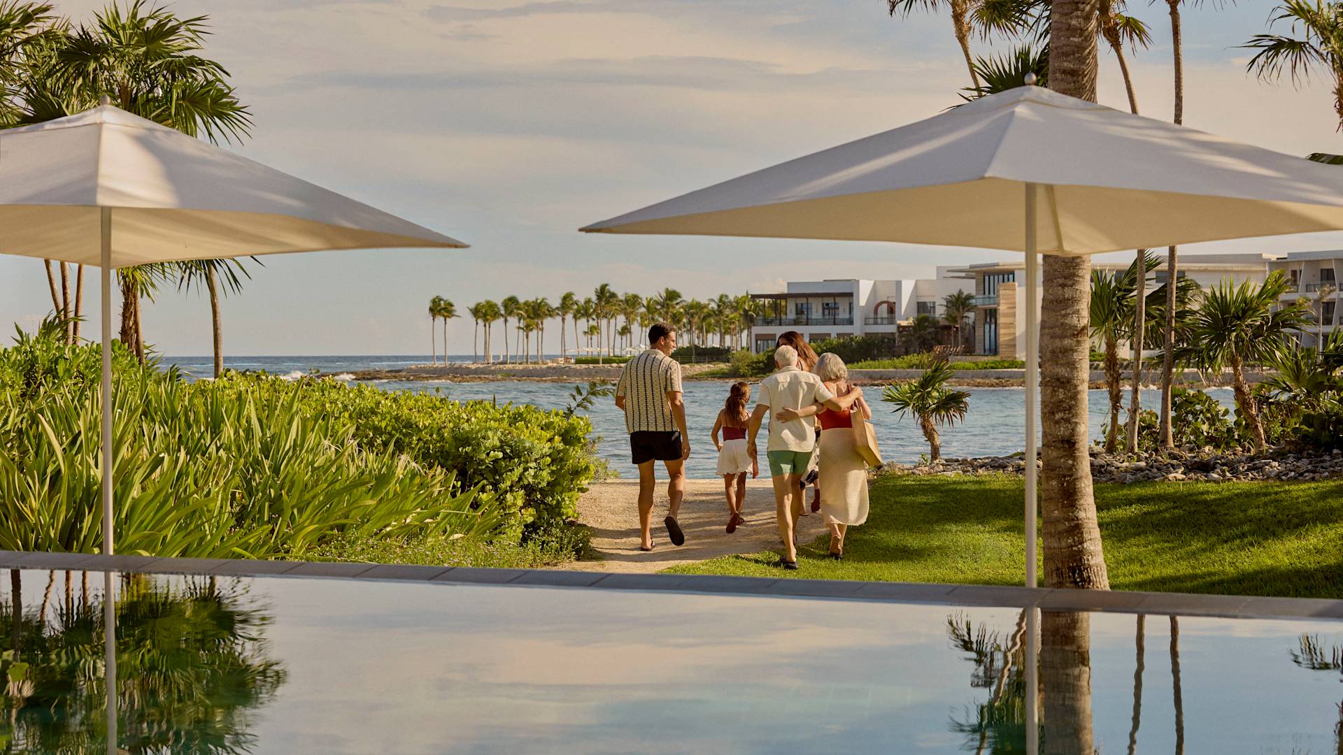 由祖父、祖母、父親、母親和女兒前往海灘的家庭