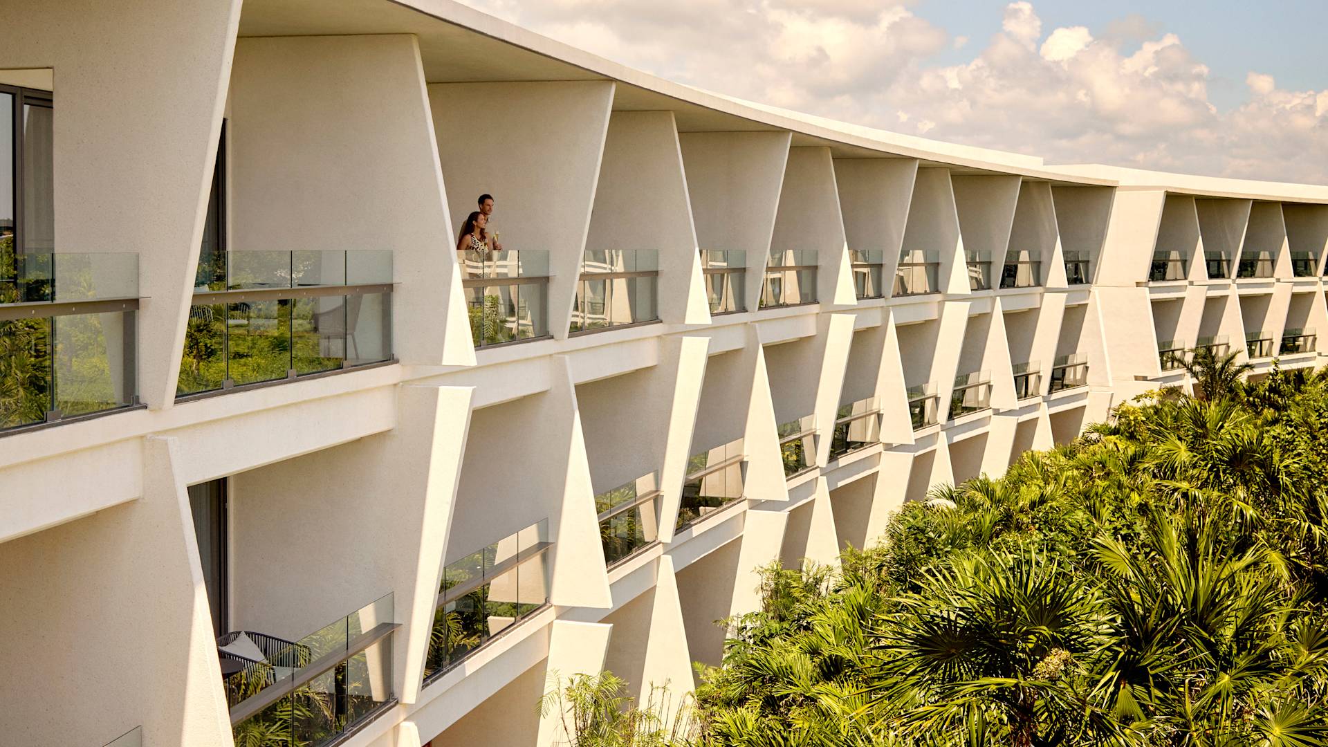 Пара, любующаяся видом с балкона гостиничного номера