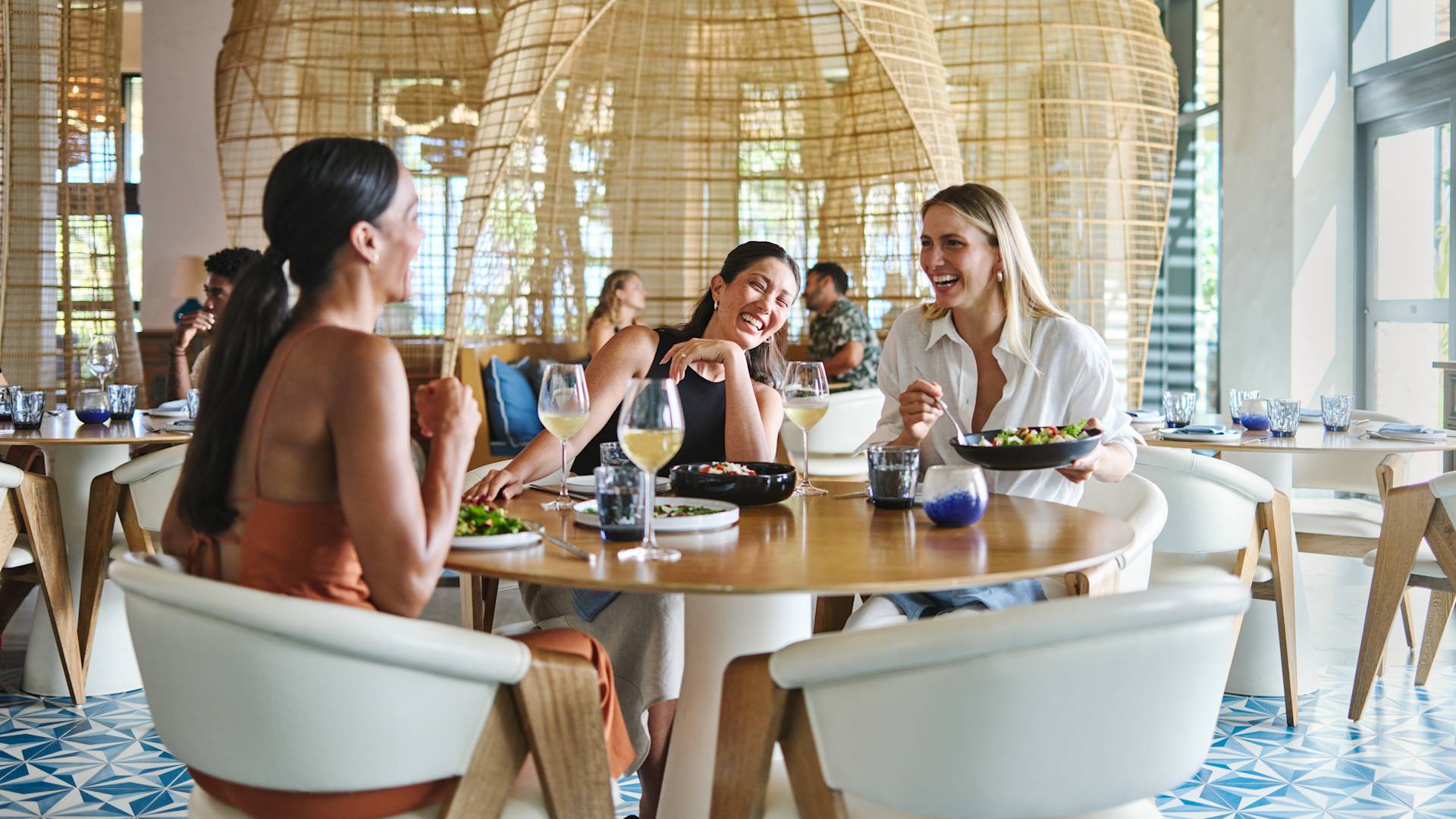 Groupe de personnes prenant un repas dans l'espace restaurant