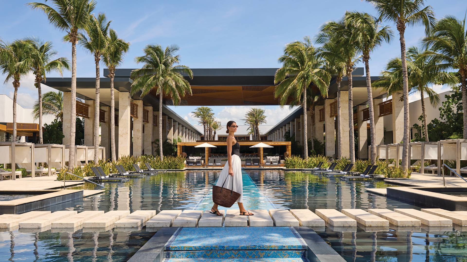 Mulher caminhando pela sacola de transporte da ponte