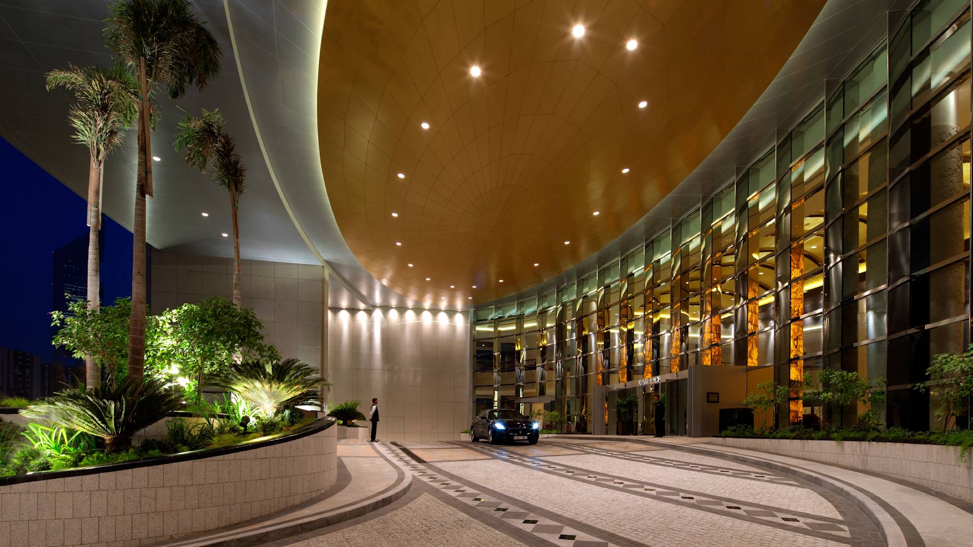 Bellhop en la entrada del hotel Conrad Dubai