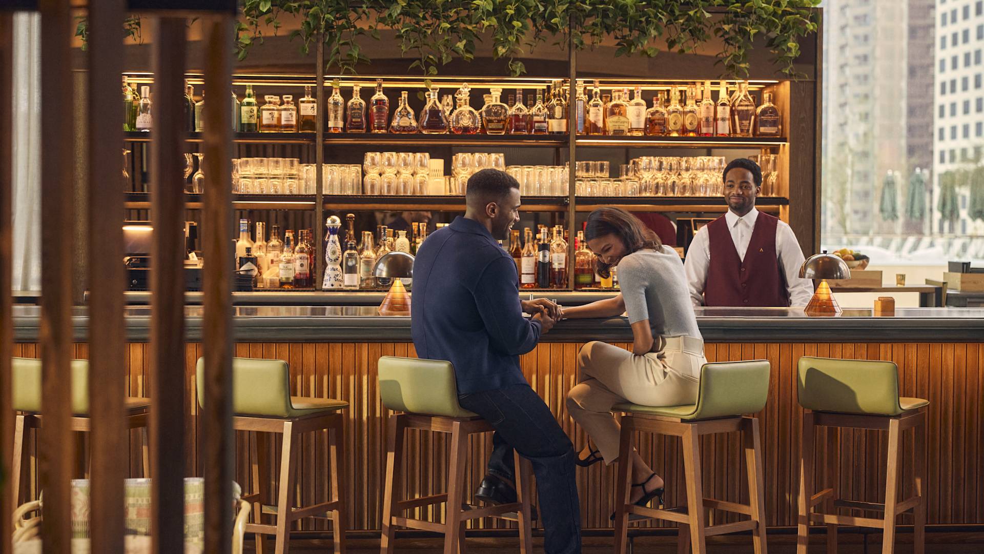 Uomo e donna che ridono seduti nell'area bar