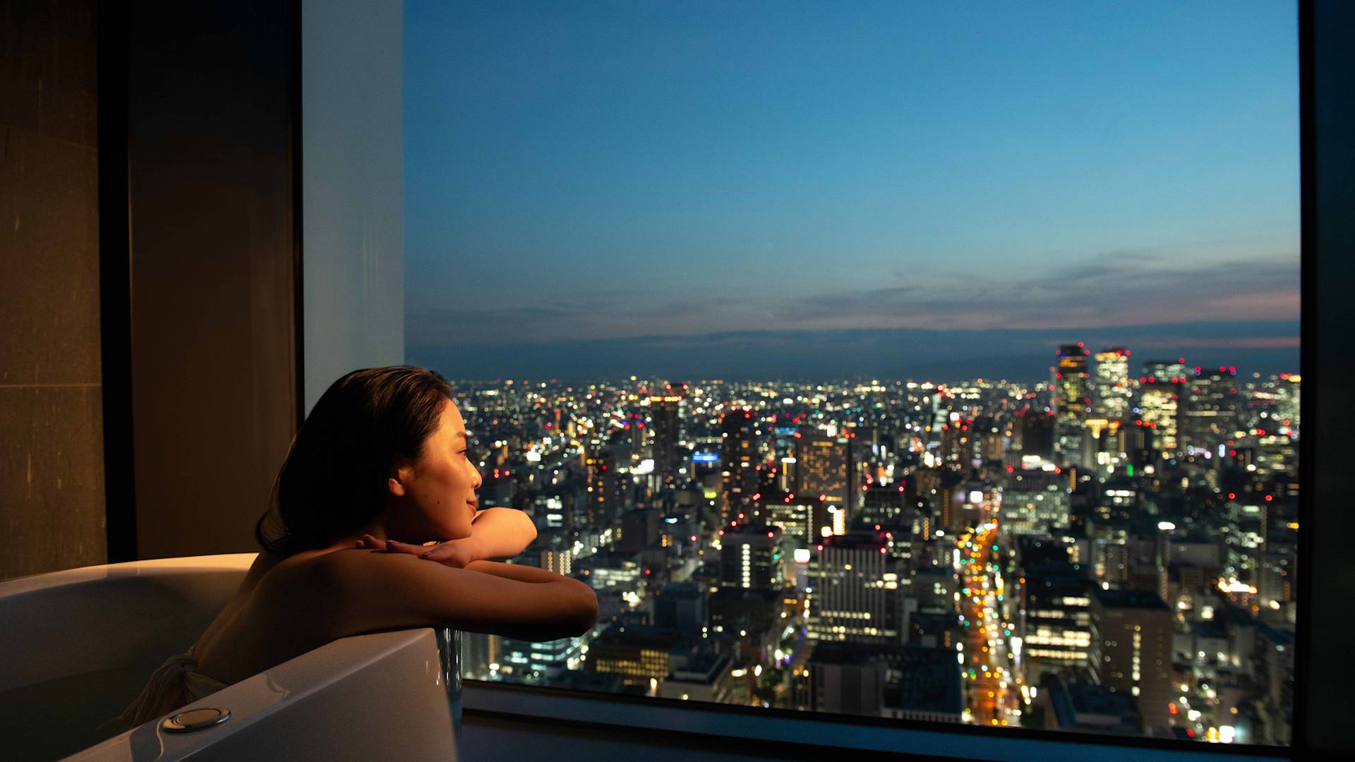 Donna nella vasca con vista sulla città