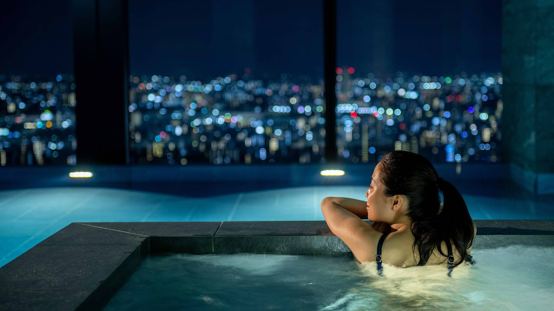Donna che si rilassa nella piscina interna