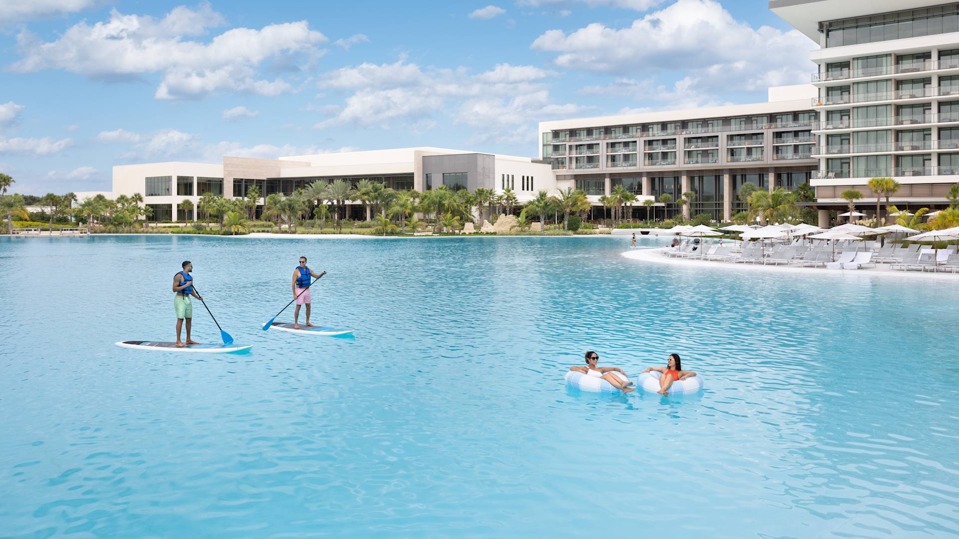 Khách trên Lagoon Floats và Paddleboards