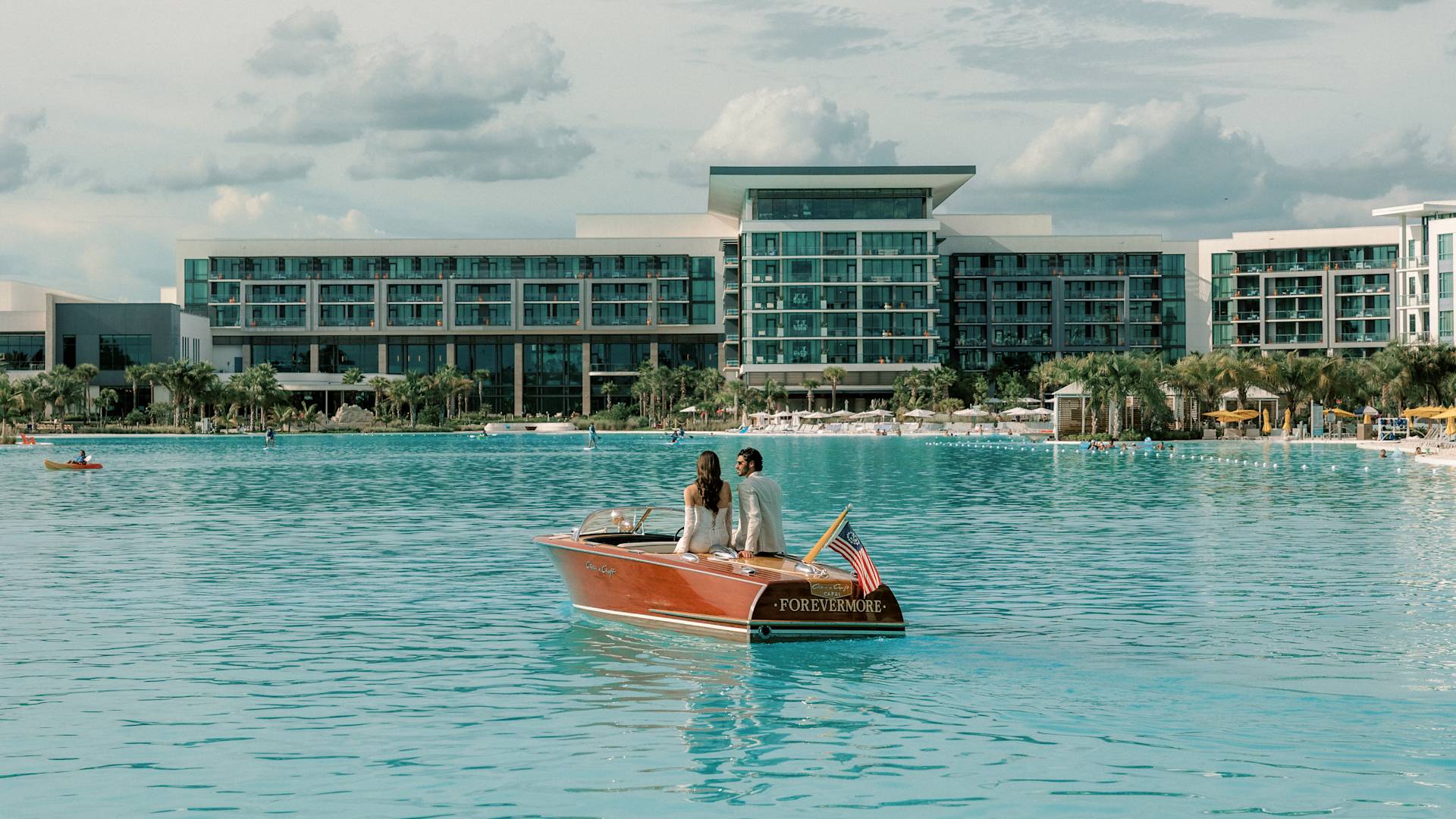 La mariée quitte la cérémonie en bateau.