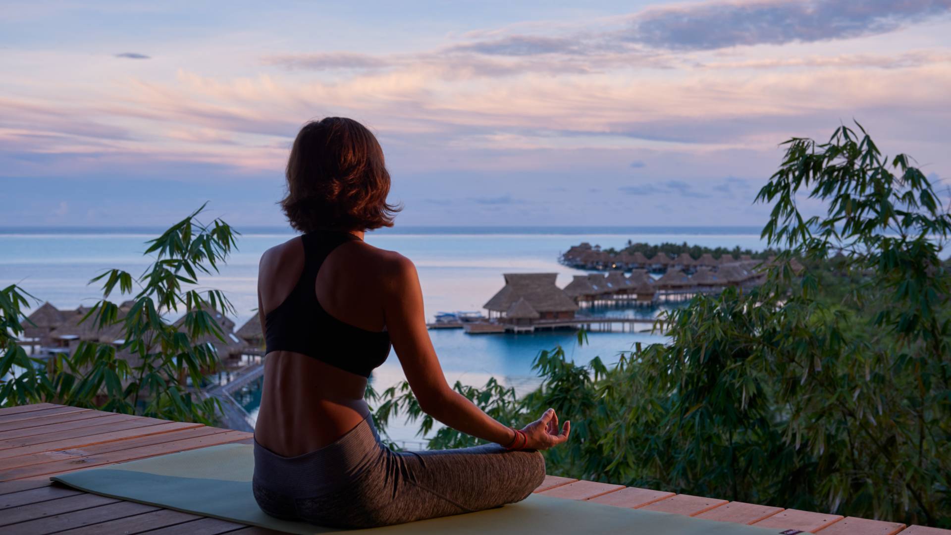 Femme en posture de yoga de méditation