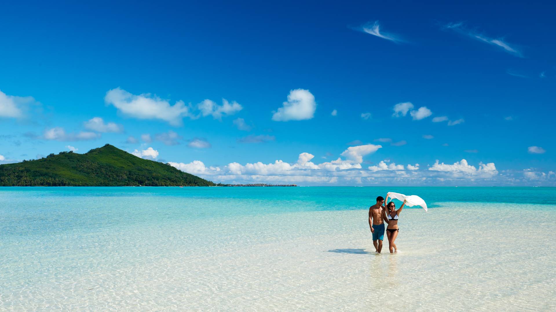 Couple au Motu Tapu dans l'eau