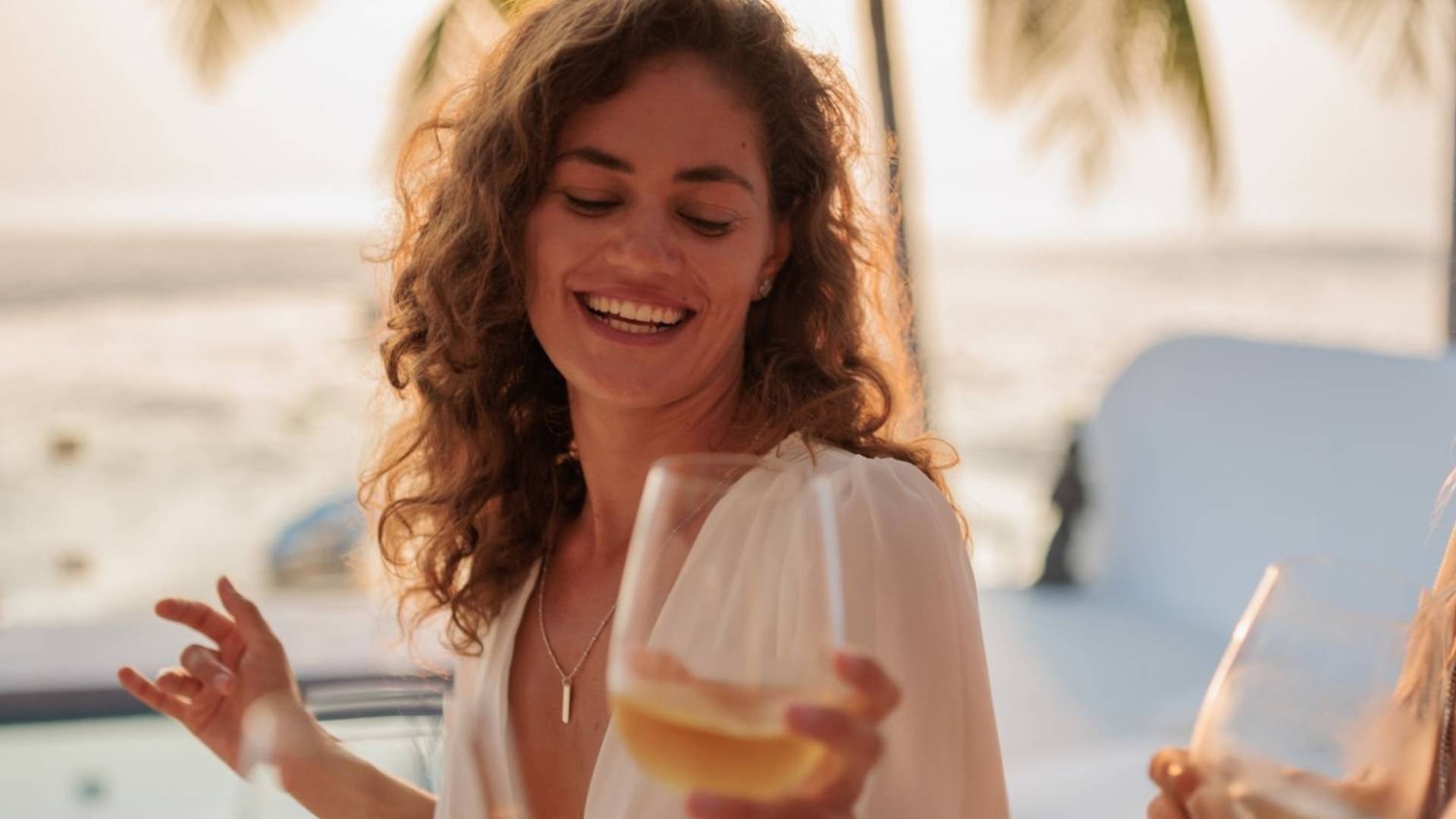 Une femme avec une boisson au Café del Mar
