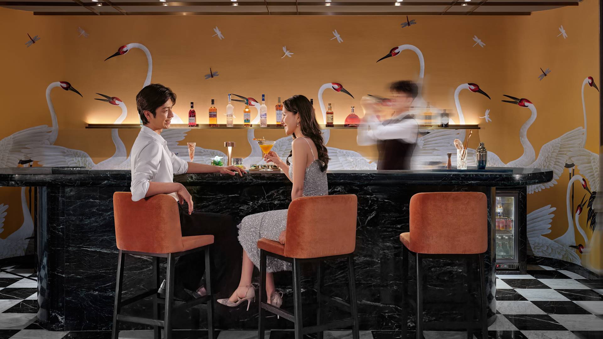 酒吧区,男士和女士享用饮品