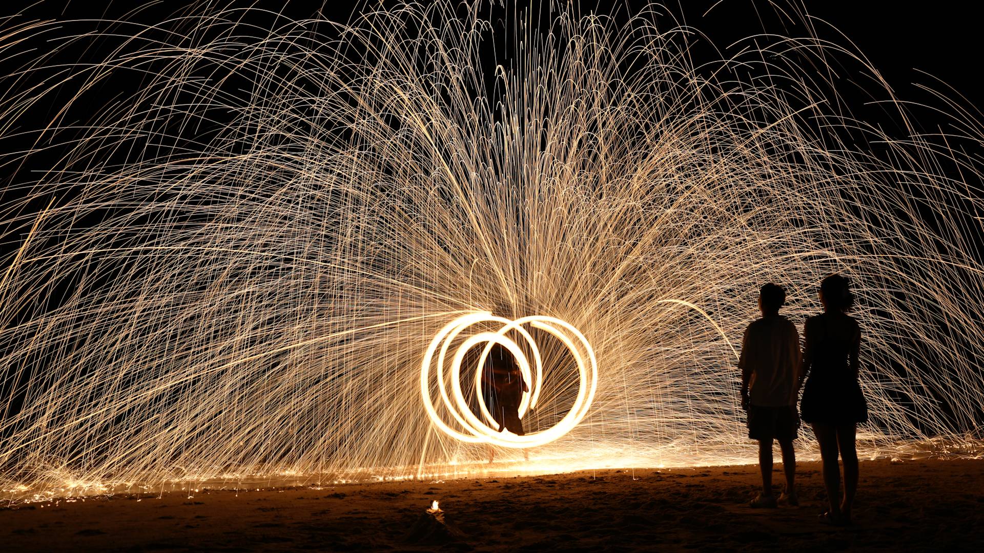Гости, наслаждающиеся фейерверками