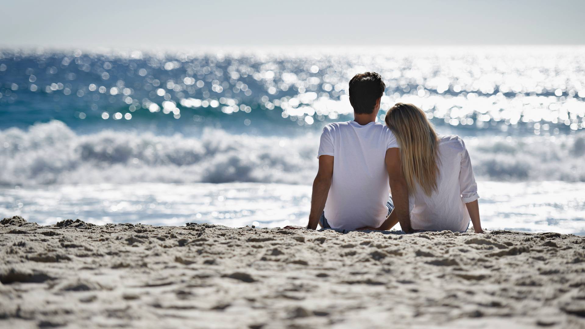 Plajda okyanusa bakan çift