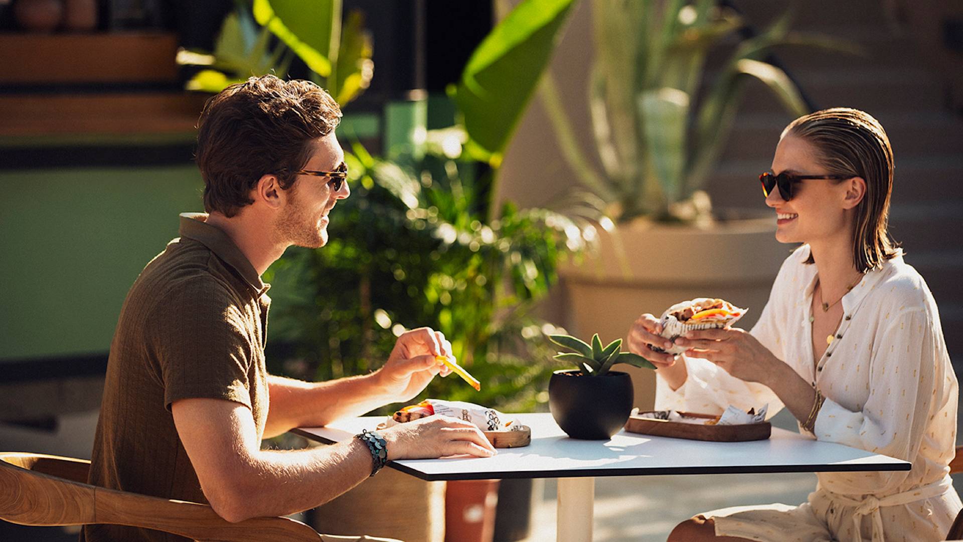 Amphiteatro PITA cadde yemek, açık hava yemek alanı ve yeşillikler