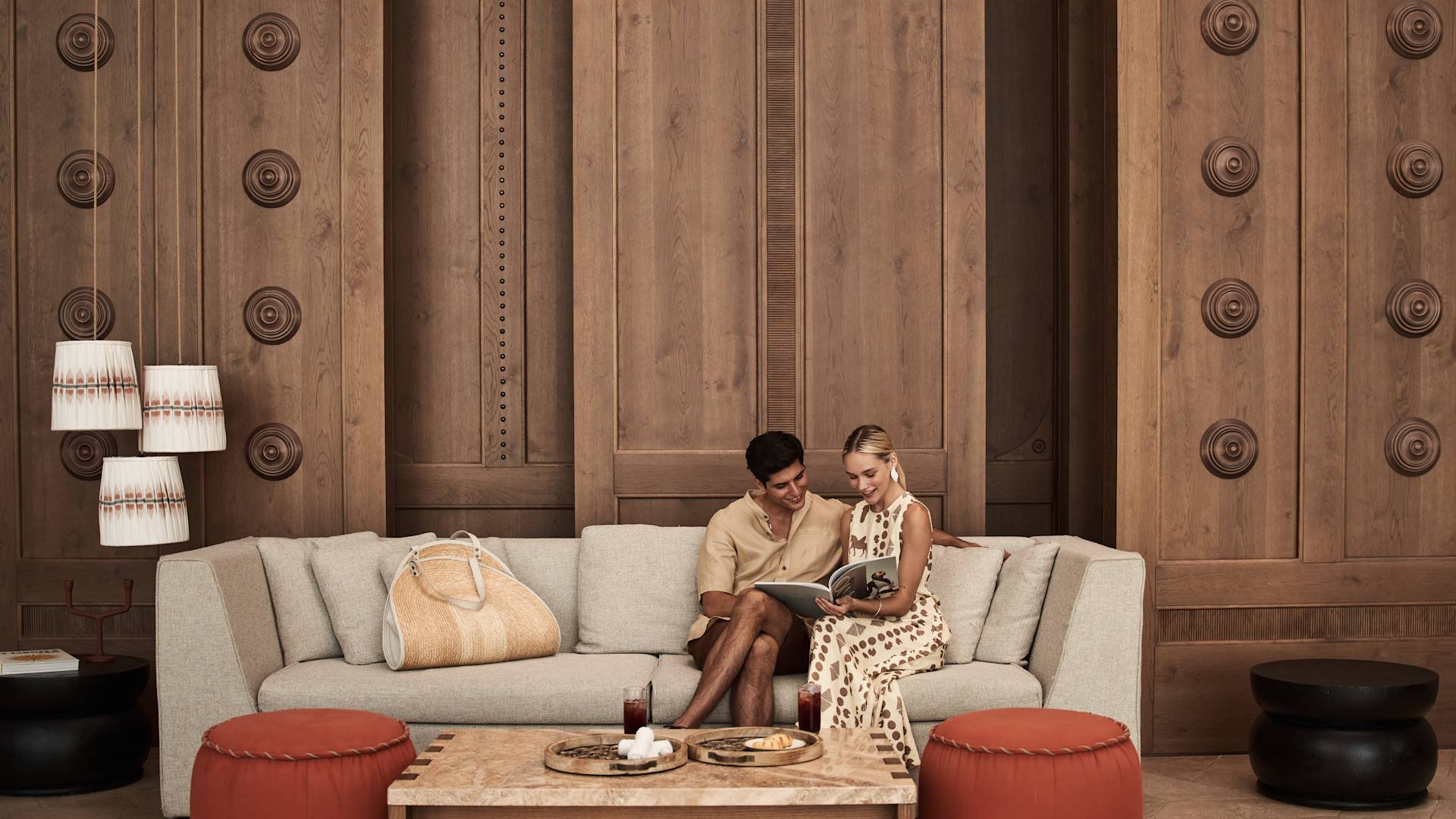 Двойка седи в лоби зоната, чете списание