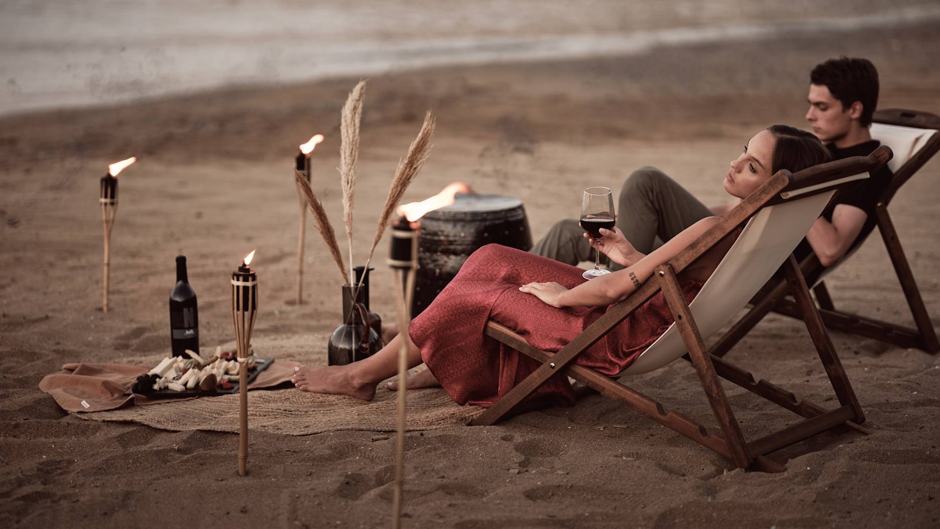 Couple profitant d'un dîner privé sur la plage
