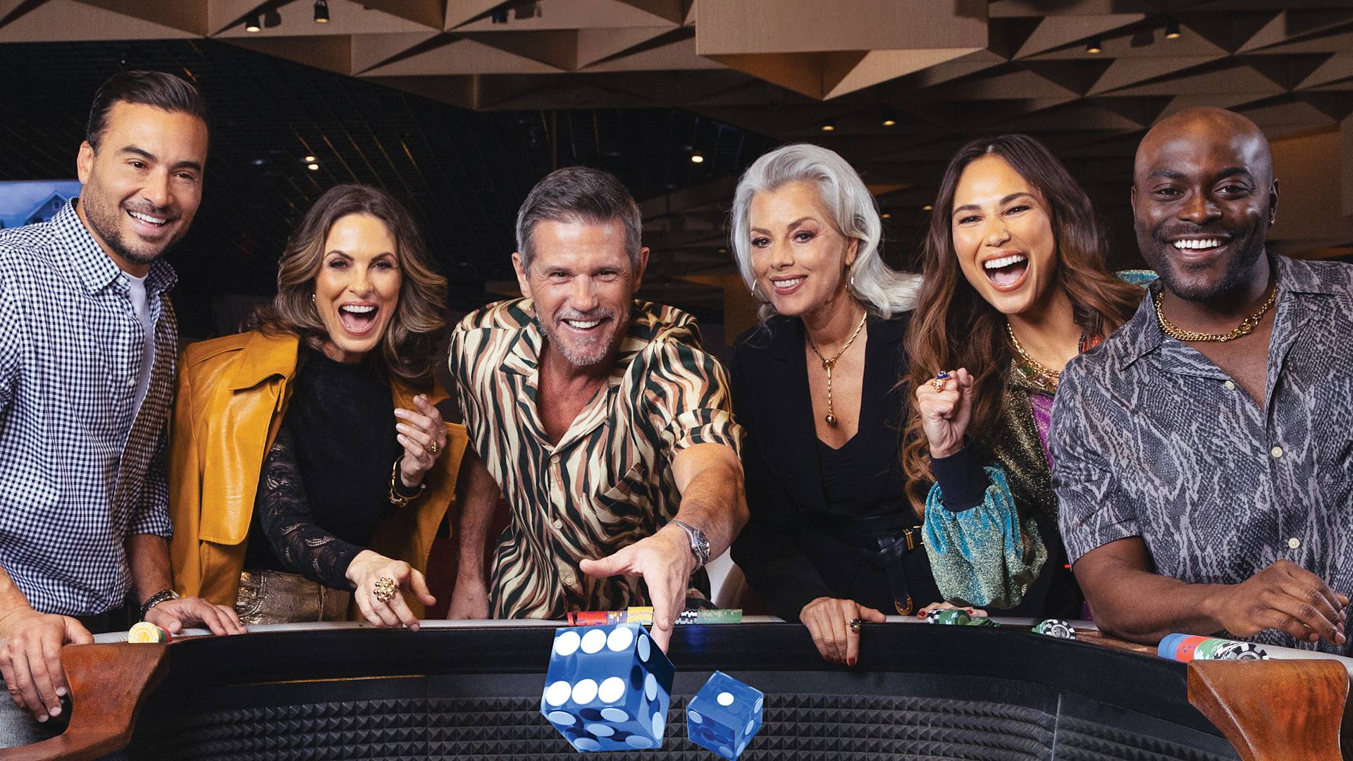 Persone che rotolano i dadi in un casinò