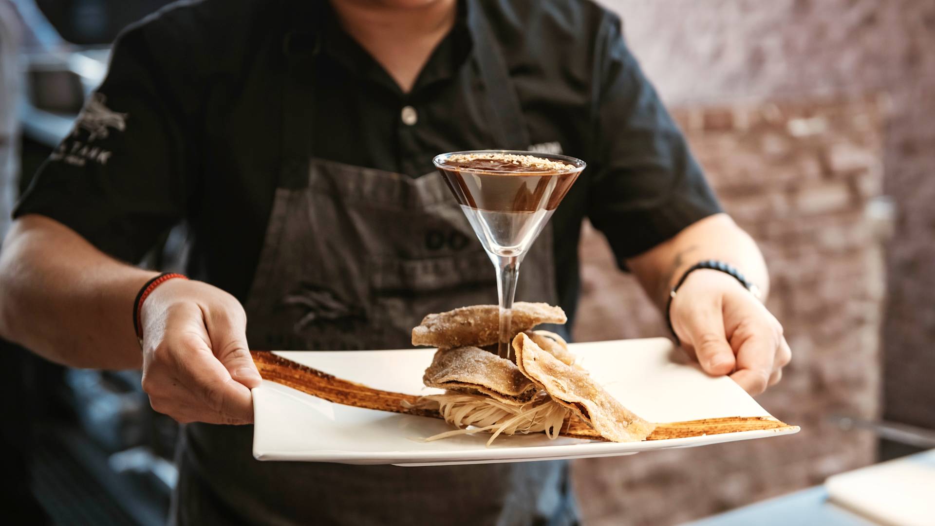 工作人员端着盘子上的鸡尾酒