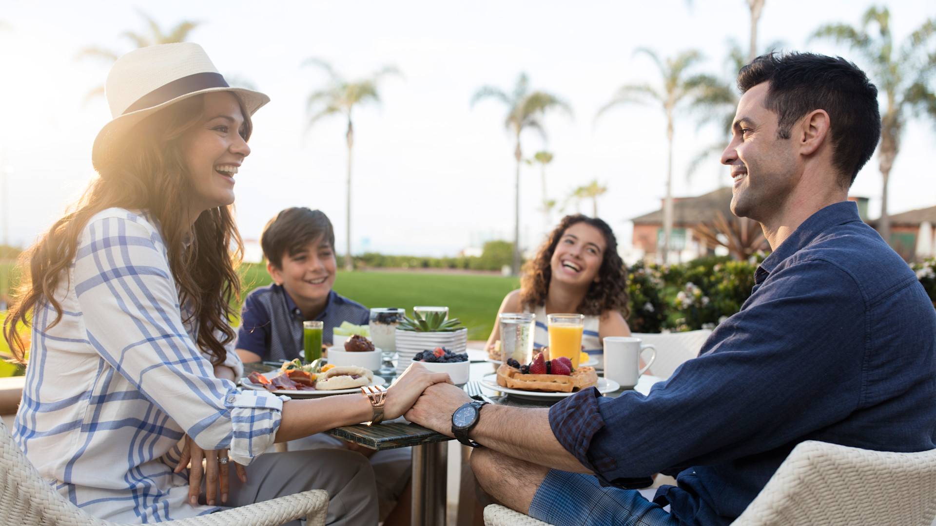 Familien frühstücken im Freien im Restaurant Sheerwater