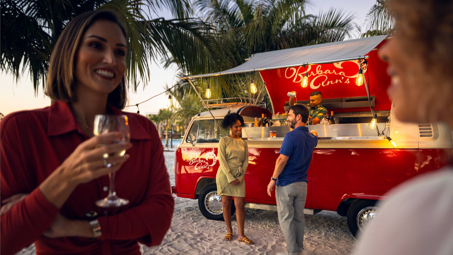 ワインを片手におしゃべりしながら微笑む女性