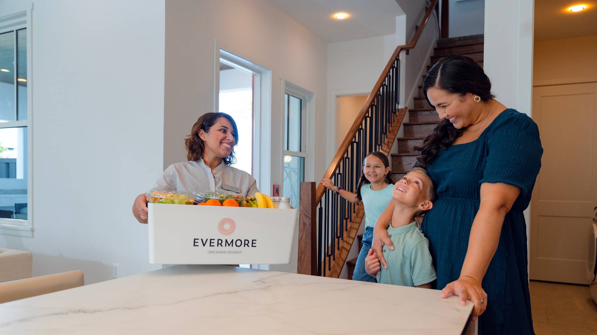 女性がカウンターにフルーツボックスを置いて微笑むグループ