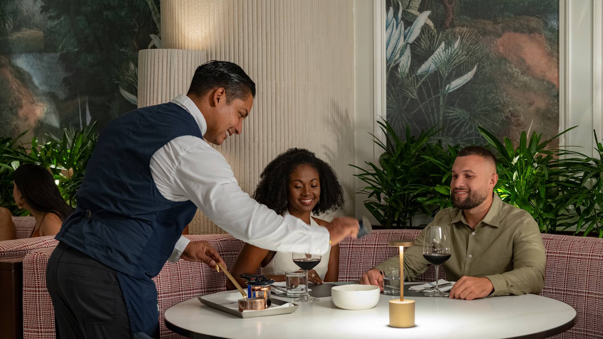 Sunset Grille'de Çifte Hizmet Veren Bekleme Personeli