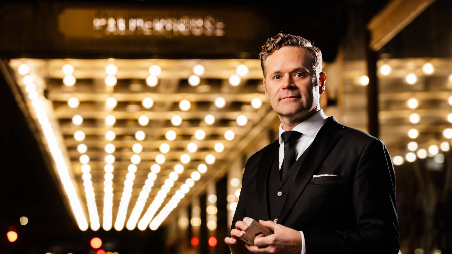 Eingang und Außenbereich des Hotels