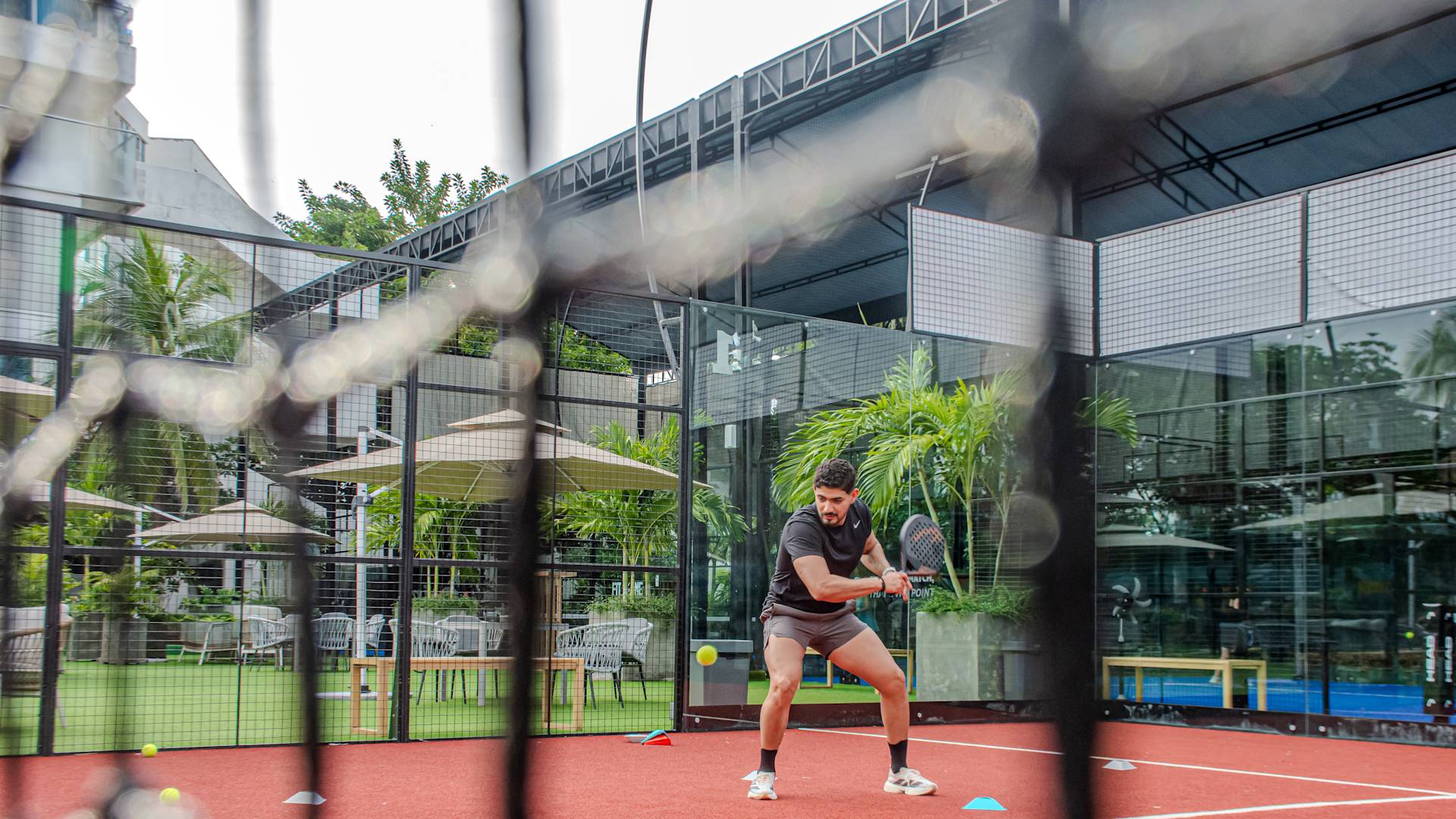 En man som spelar sten utomhus