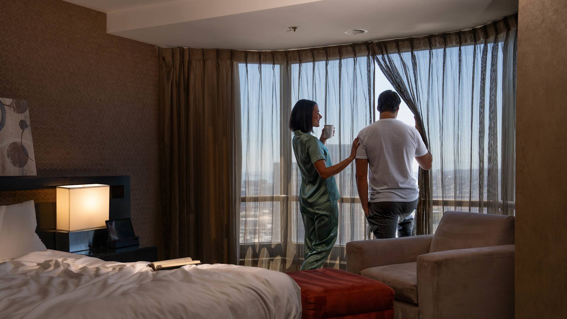 Couple profitant de la vue depuis leur chambre