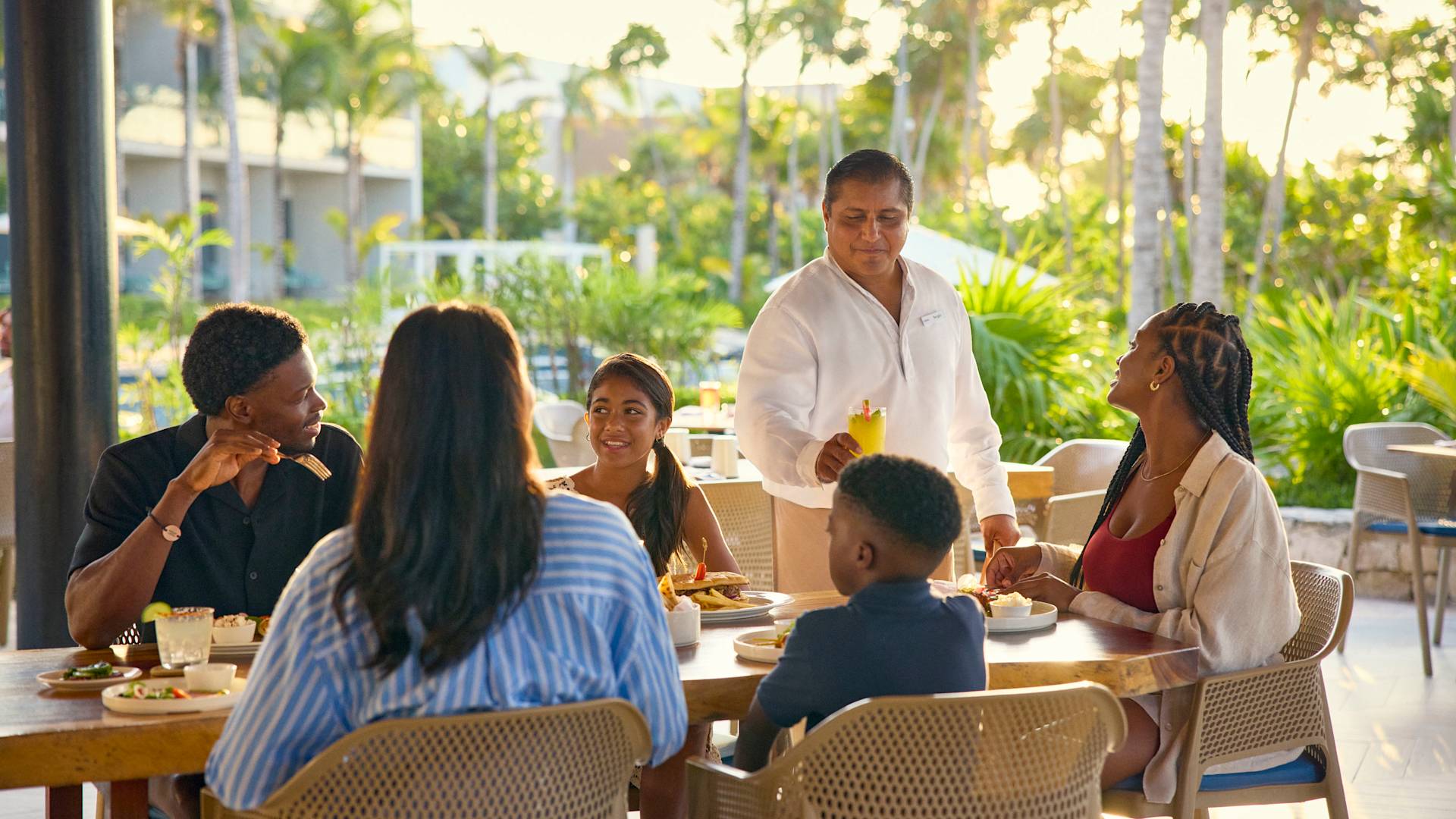 チームメンバーは、母親、父親、娘、息子、女性の家族の友人、またはココマールで食事を共にしているメンバーに、飲み物を提供しています。