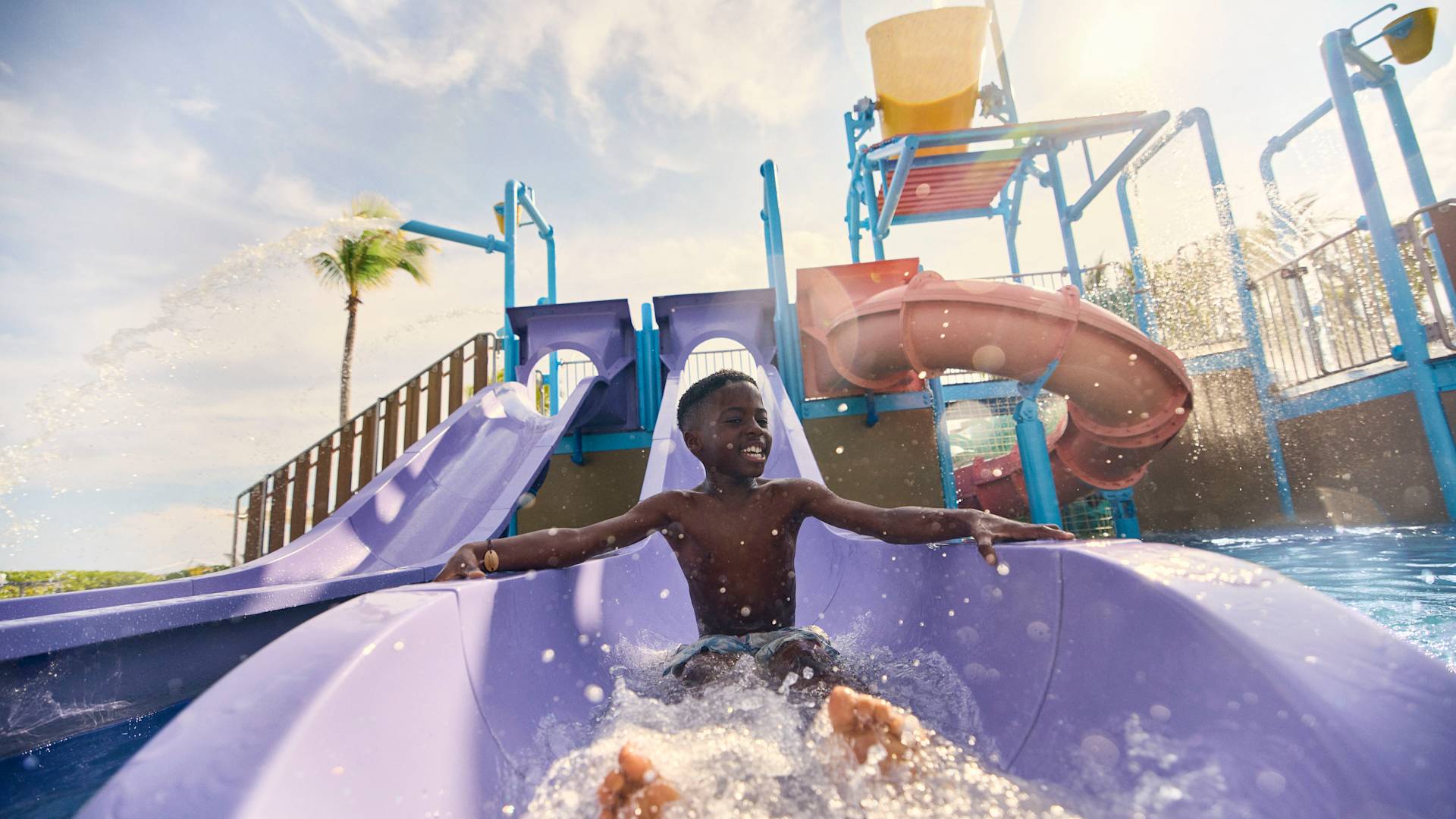 ولد يتسابق في زلاجة مائية عملاقة في منطقة سبلاش