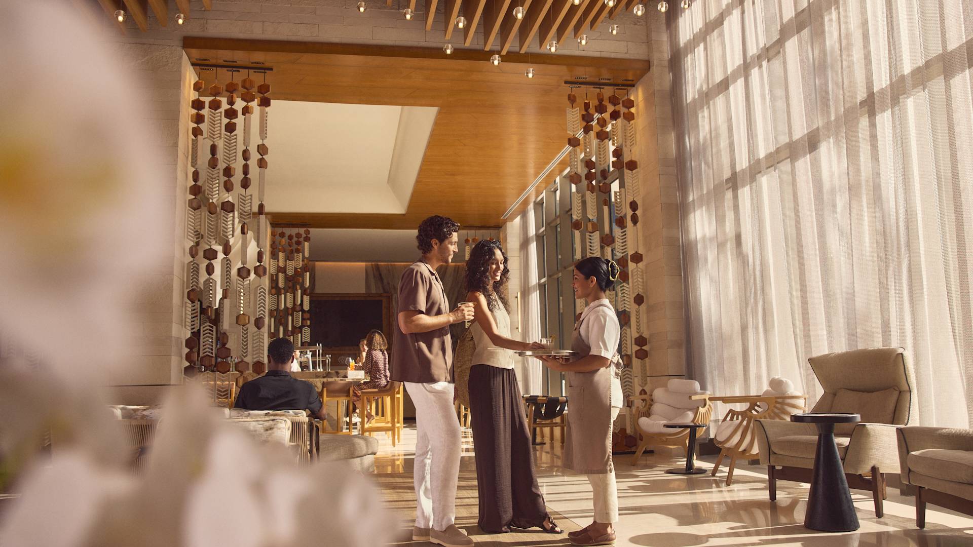 Žena a muž si vychutnávají nápoje nabízené týmu členem týmu v baru