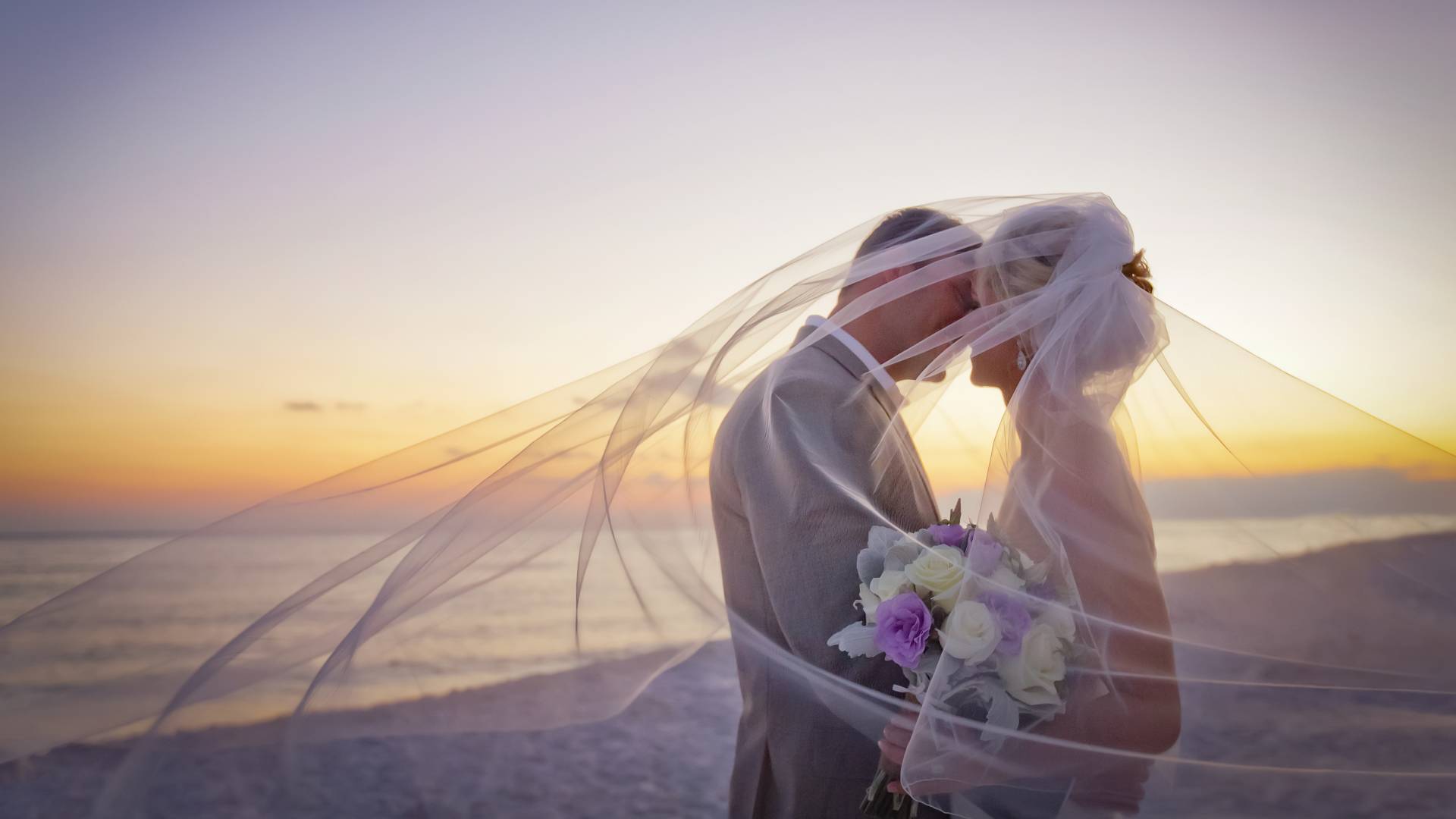 สะพานและกรูมบนชายหาด