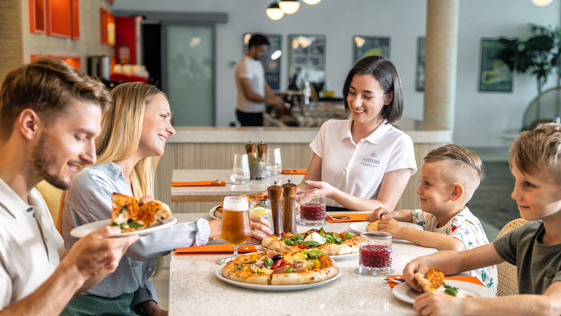Familie im Pizzeria mit Mitarbeitern