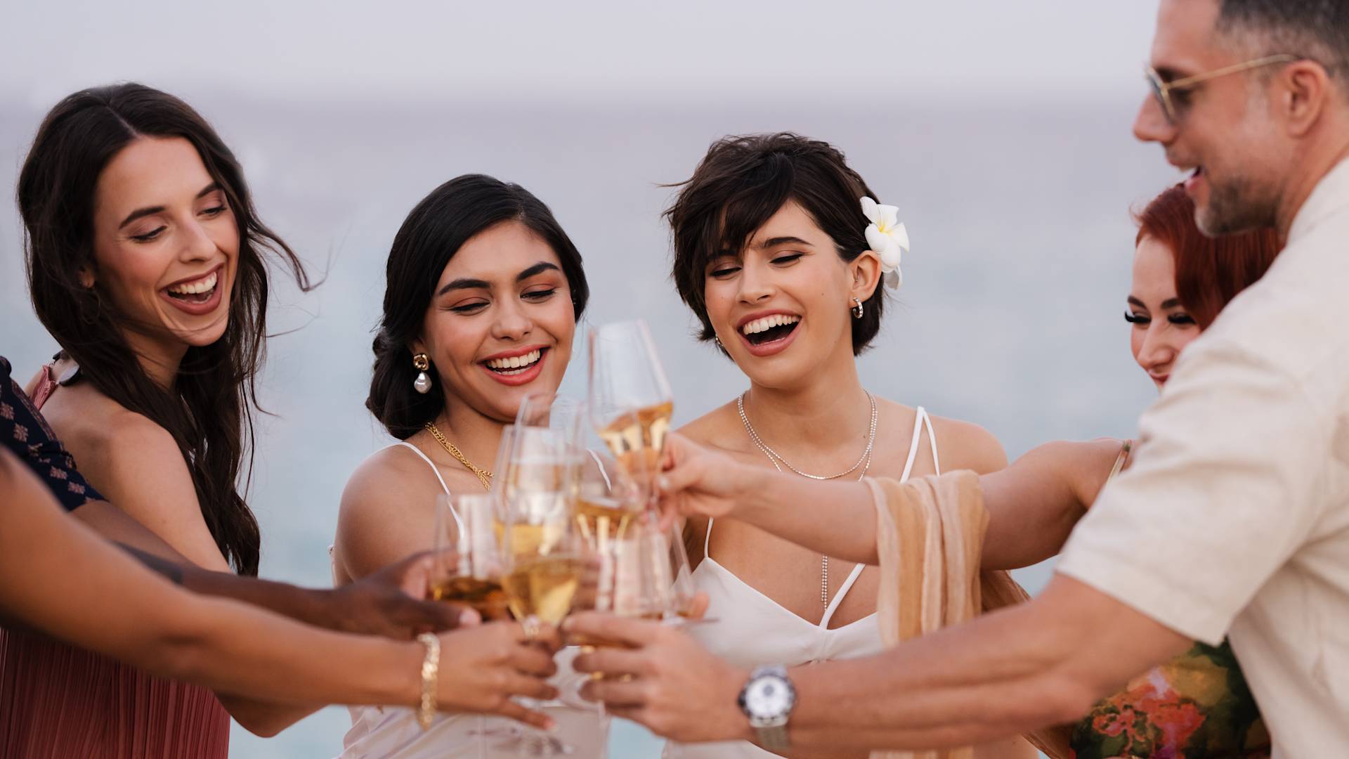 skupina lidí slaví svatbu na pláži